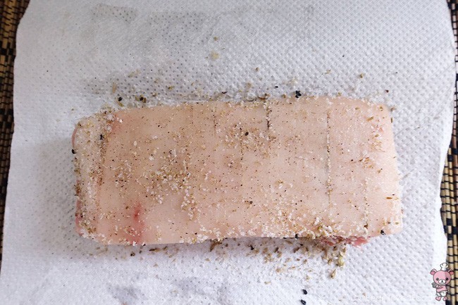 Có thứ nguyên liệu quen thuộc bạn không thể ngờ được nó là bí quyết cho món thịt heo quay vàng ươm, giòn rụm - Ảnh 3.