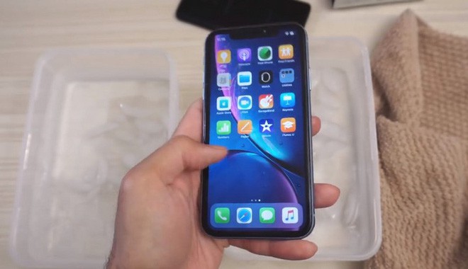 Luộc iPhone XR và Galaxy S9 trong nước nóng 100 độ C: Ai chịu nóng giỏi hơn? - Ảnh 4.