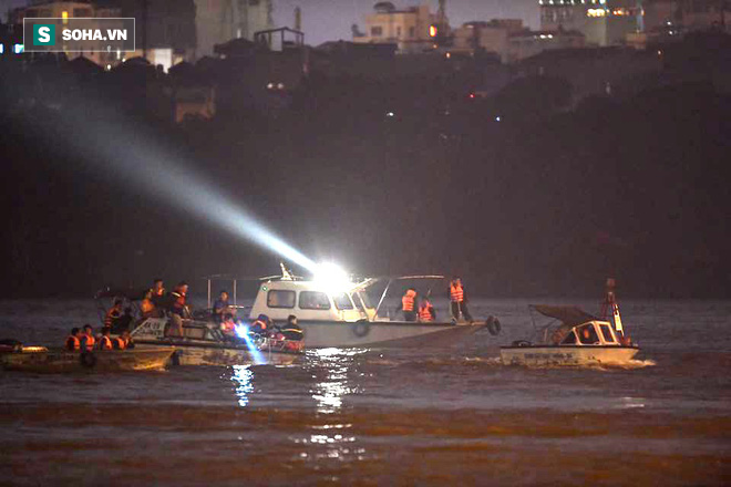 Trăm người xuyên đêm tìm xe 5 chỗ màu đen xé thủng lan can cầu rơi xuống sông Hồng - Ảnh 11.