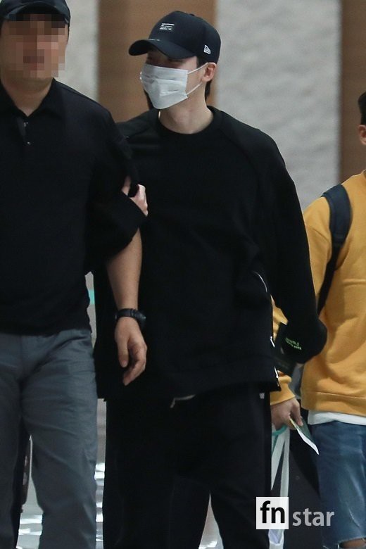 Hình ảnh mỹ nam Pinocchio Lee Jong Suk mệt mỏi trở về Hàn Quốc sau khi bị bắt giữ tại Indonesia khiến fan đau lòng - Ảnh 1.