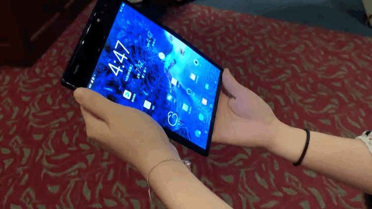 The Verge: Smartphone Royole FlexPai trông thì xấu xấu nhưng màn hình gập của nó ít ra cũng hoạt động y như quảng cáo - Ảnh 1.