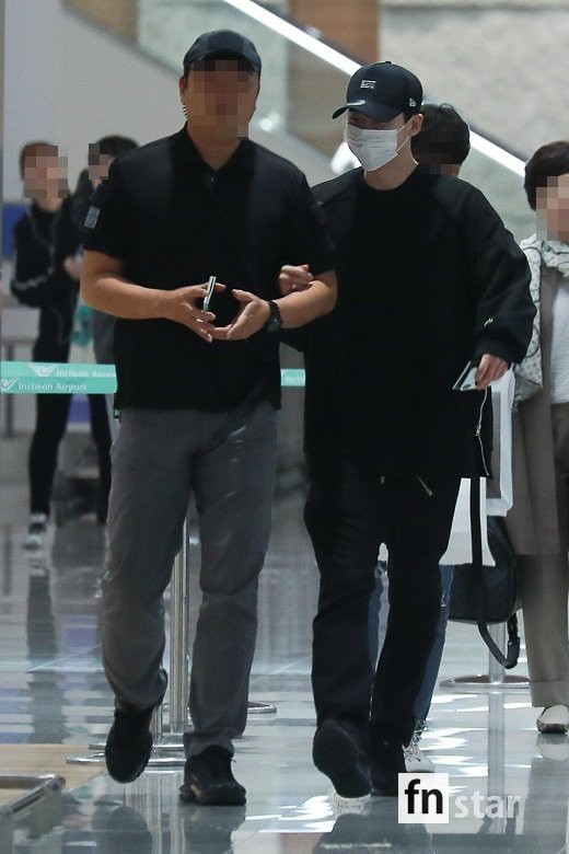 Hình ảnh mỹ nam Pinocchio Lee Jong Suk mệt mỏi trở về Hàn Quốc sau khi bị bắt giữ tại Indonesia khiến fan đau lòng - Ảnh 3.