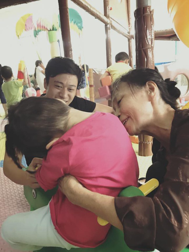 Hình ảnh mới nhất của em bé Lào Cai sau 2 năm về với mẹ nuôi: Cao lớn bụ bẫm, nói cười nhiều hơn - Ảnh 4.