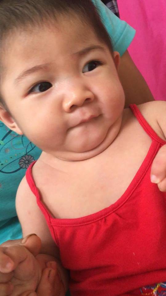Hình ảnh mới nhất của em bé Lào Cai sau 2 năm về với mẹ nuôi: Cao lớn bụ bẫm, nói cười nhiều hơn - Ảnh 10.
