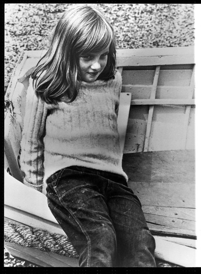 Hé lộ những bức ảnh hiếm thời tuổi thơ dữ dội của Công nương Diana, lên 7 tuổi đã phải chịu biến cố đau đớn - Ảnh 12.
