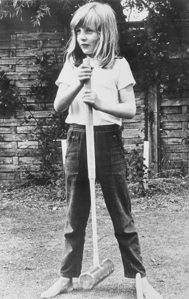 Hé lộ những bức ảnh hiếm thời tuổi thơ dữ dội của Công nương Diana, lên 7 tuổi đã phải chịu biến cố đau đớn - Ảnh 13.