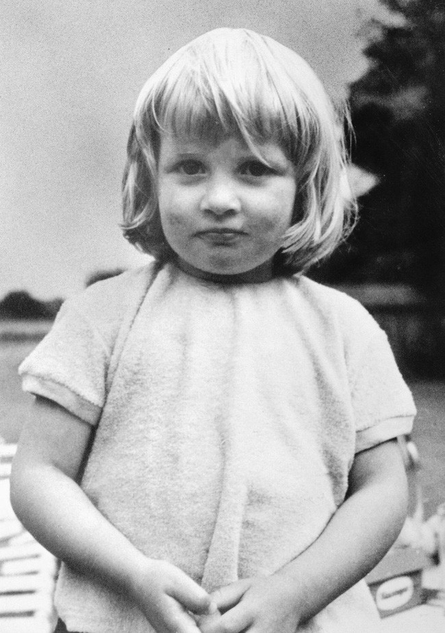 Hé lộ những bức ảnh hiếm thời tuổi thơ dữ dội của Công nương Diana, lên 7 tuổi đã phải chịu biến cố đau đớn - Ảnh 4.