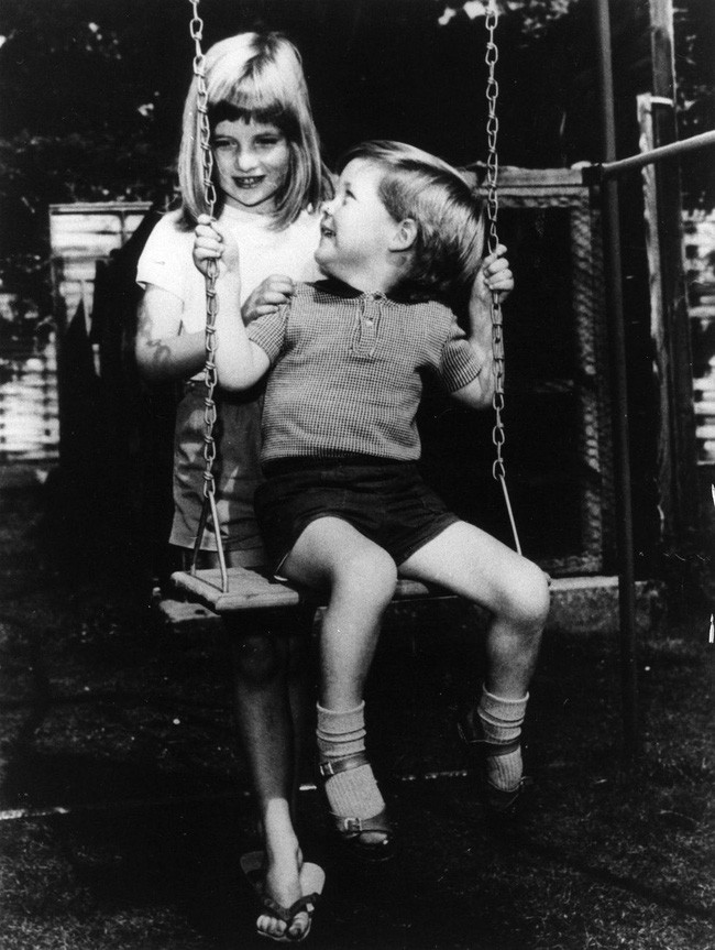 Hé lộ những bức ảnh hiếm thời tuổi thơ dữ dội của Công nương Diana, lên 7 tuổi đã phải chịu biến cố đau đớn - Ảnh 7.