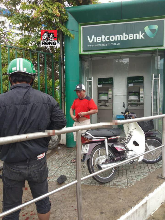 Cướp táo tợn tại Sài Gòn: Dùng ớt trét vào mắt, giật tài sản ngay tại trụ ATM - Ảnh 1.