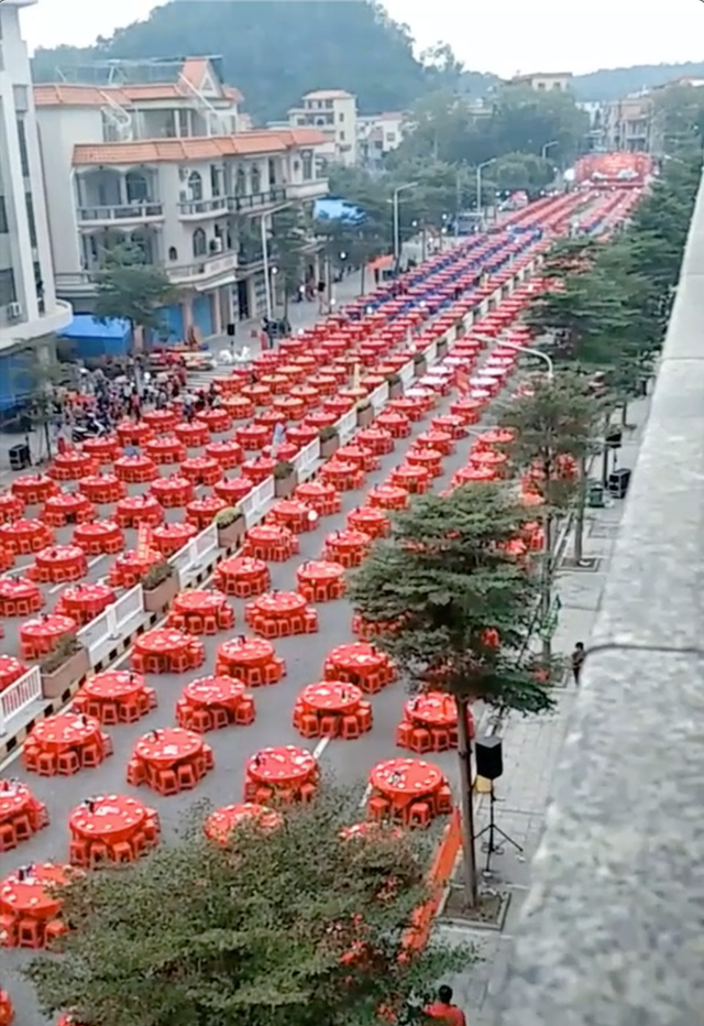 Đám cưới siêu khổng lồ tại Trung Quốc: Hàng nghìn bàn tiệc nhuộm đỏ một con phố dài cả cây số! - Ảnh 3.
