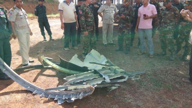 Nhiều mảnh vỡ kim loại bất ngờ rơi xuống ngôi làng ở Campuchia, người dân tá hỏa cho rằng chúng là tàu của người ngoài hành tinh - Ảnh 1.