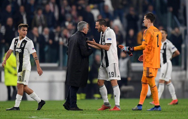 Ăn mừng khiêu khích CĐV Juventus, Mourinho suýt bị Bonucci lao vào tẩn - Ảnh 2.