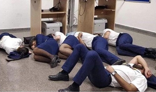 Chụp ảnh ngủ trên sàn nhà, 6 tiếp viên hàng không Ireland bị sa thải - Ảnh 1.