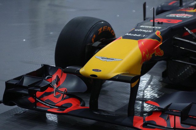  Cận cảnh siêu xe đua F1 ra mắt tại Hoàng thành Thăng Long  - Ảnh 4.