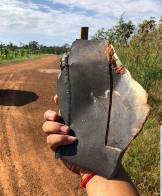 Nhiều mảnh vỡ kim loại bất ngờ rơi xuống ngôi làng ở Campuchia, người dân tá hỏa cho rằng chúng là tàu của người ngoài hành tinh - Ảnh 5.