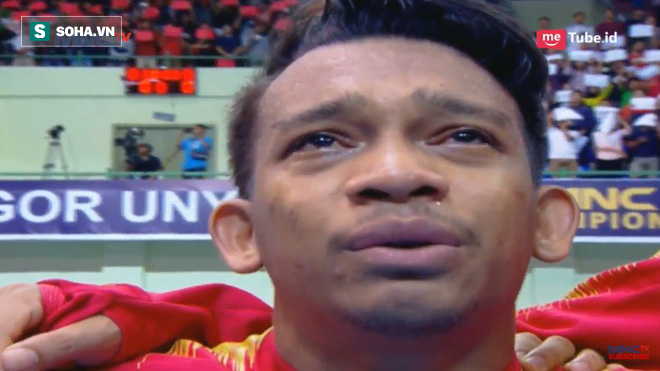 Sao Indonesia tái hiện hình ảnh xúc động của Công Vinh khi khóc như mưa trong lúc hát Quốc ca - Ảnh 1.
