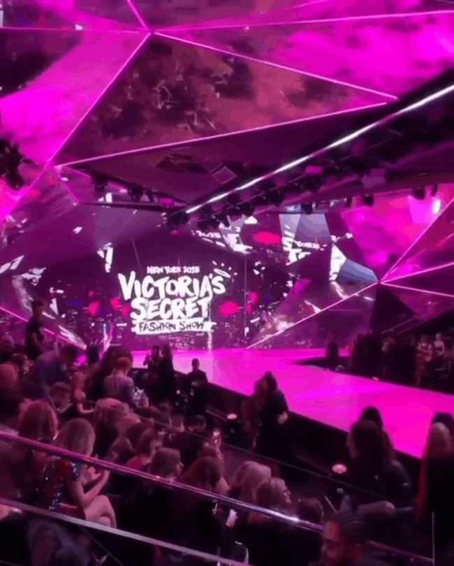 Victorias Secret Fashion Show 2018: Chị đại Adriana Lima bật khóc, nàng lọ lem Behati Prinsloo trở lại sàn diễn sau 2 lần sinh nở - Ảnh 1.
