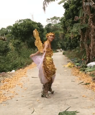 Clip thiên thần thôn quê sải bước trong show Victorias Secret cây nhà lá vườn - Ảnh 2.
