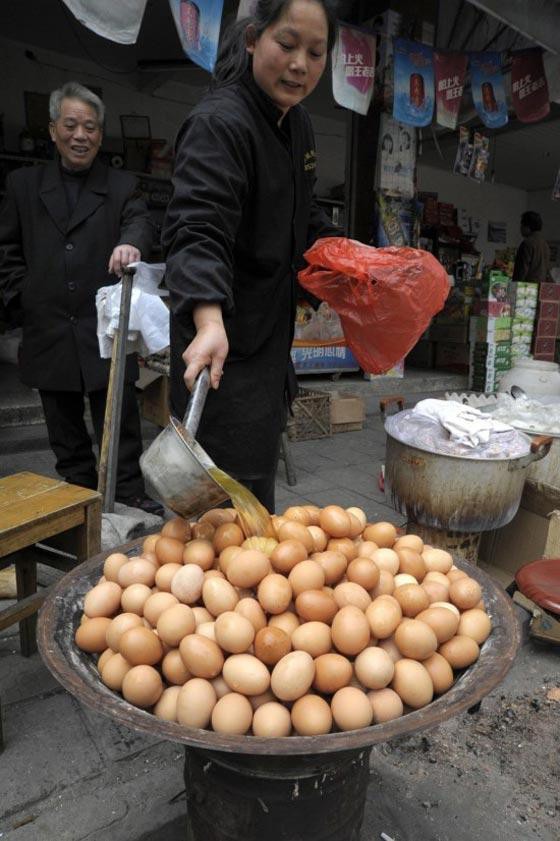 Thật khó tin: Món trứng luộc nước tiểu nghe hơi đáng sợ này lại là di sản văn hóa phi vật thể của Trung Quốc - Ảnh 3.