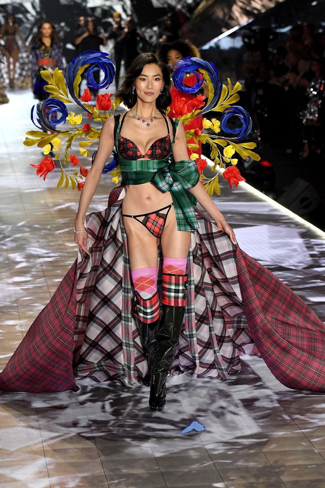 Victorias Secret Fashion Show 2018: Chị đại Adriana Lima bật khóc, nàng lọ lem Behati Prinsloo trở lại sàn diễn sau 2 lần sinh nở - Ảnh 20.