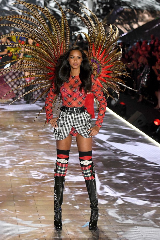 Victorias Secret Fashion Show 2018: Chị đại Adriana Lima bật khóc, nàng lọ lem Behati Prinsloo trở lại sàn diễn sau 2 lần sinh nở - Ảnh 22.