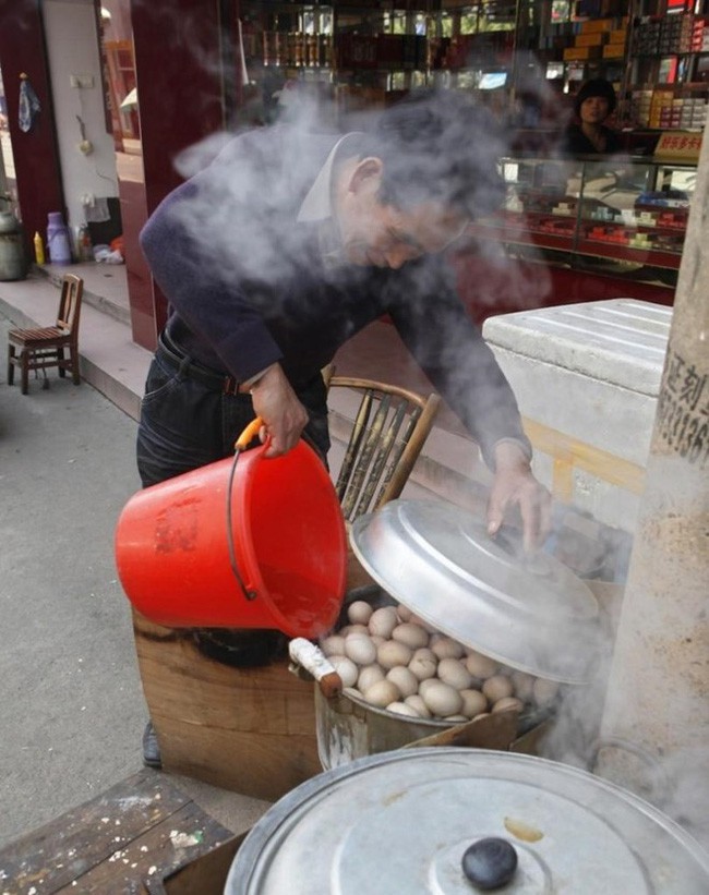 Thật khó tin: Món trứng luộc nước tiểu nghe hơi đáng sợ này lại là di sản văn hóa phi vật thể của Trung Quốc - Ảnh 4.