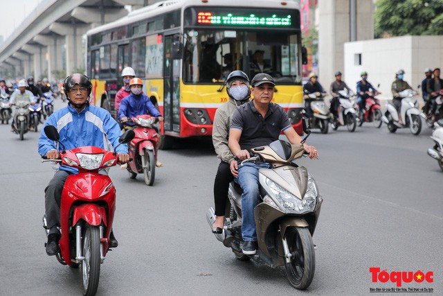 Hình ảnh người dân Hà Nội đón gió lạnh, kẻ đông người hè xuất hiện trên phố - Ảnh 5.