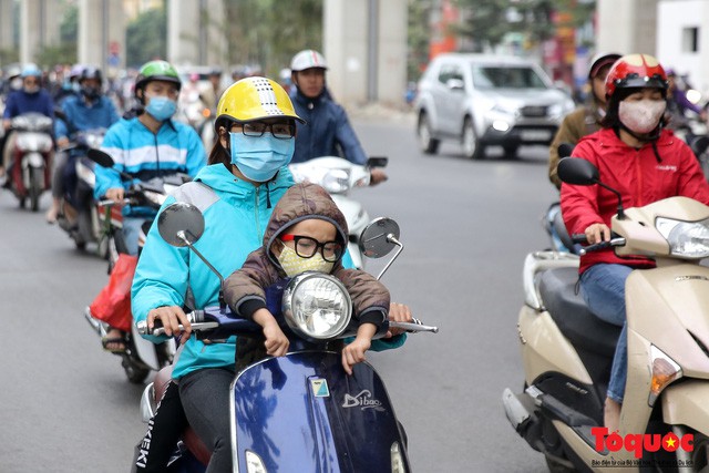 Hình ảnh người dân Hà Nội đón gió lạnh, kẻ đông người hè xuất hiện trên phố - Ảnh 8.