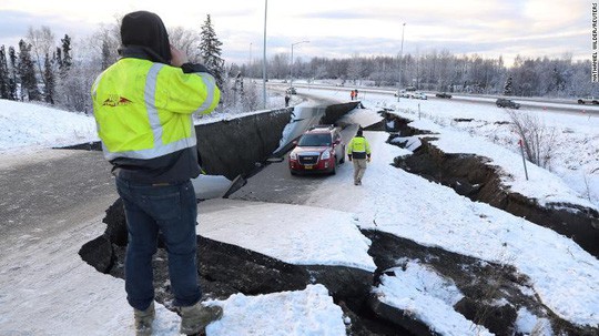 Bang Alaska thiệt hại nặng sau trận động đất mạnh bất thường - Ảnh 1.