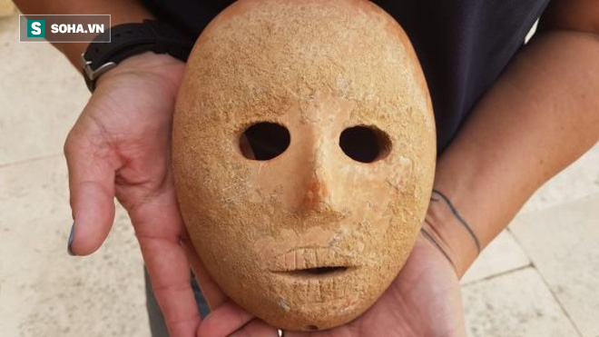 Bí ẩn mặt nạ đá 9.000 năm mới tìm thấy ở Israel, có cả xương gò má và mũi hoàn hảo - Ảnh 1.