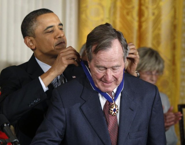 Những khoảnh khắc đáng nhớ trong cuộc đời cựu Tổng thống Bush “cha” - Ảnh 26.