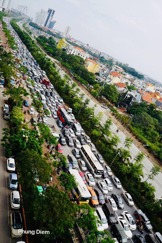 Kinh ngạc hàng trăm ô tô đứng sát nhau, kẹt cứng không lối thoát ở Hà Nội - Ảnh 4.