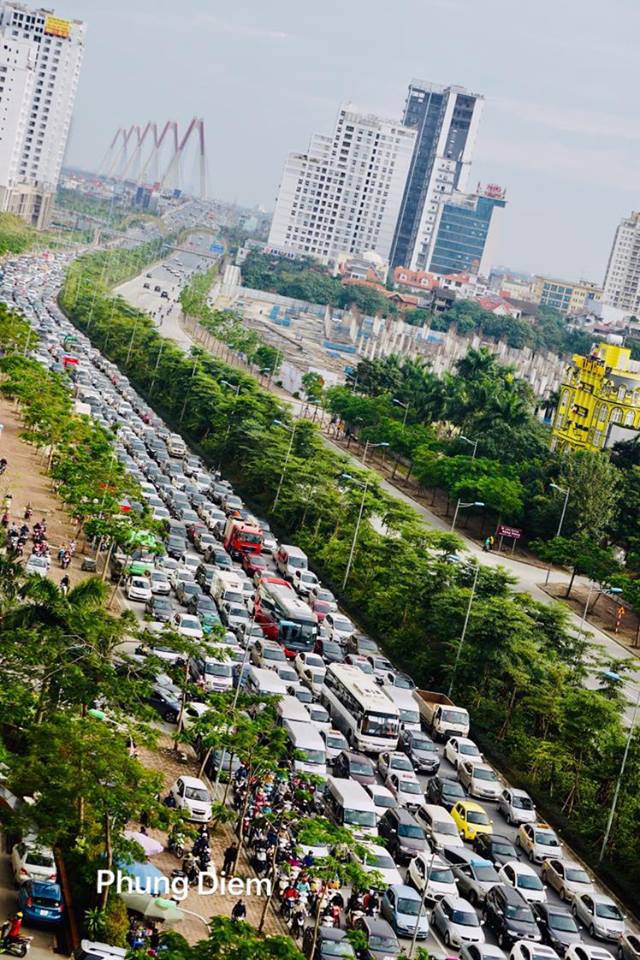 Kinh ngạc hàng trăm ô tô đứng sát nhau, kẹt cứng không lối thoát ở Hà Nội - Ảnh 6.