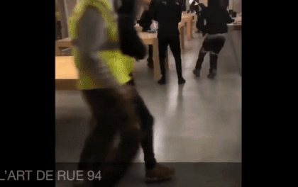 Bạo loạn tại Pháp, người biểu tình ngang nhiên vào Apple Store đập phá và đánh cắp nhiều iPhone, iPad, MacBook - Ảnh 2.