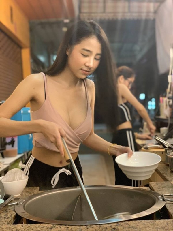 Cô chủ bán mỳ sở hữu thân hình nóng bỏng ở Thái Lan khiến dân tình phát sốt - Ảnh 2.