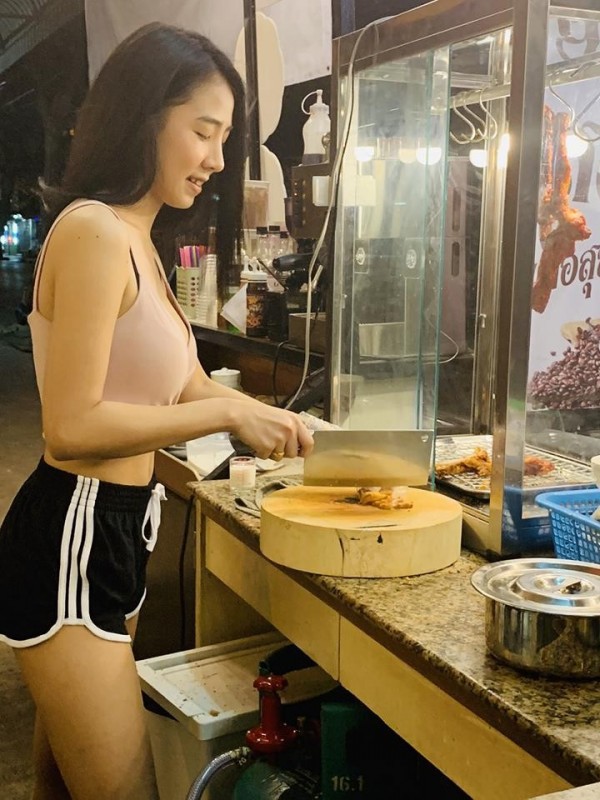 Cô chủ bán mỳ sở hữu thân hình nóng bỏng ở Thái Lan khiến dân tình phát sốt - Ảnh 3.