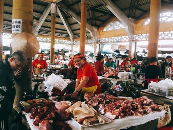 TP Huế đang rất nhiệt: Các tiểu thương mặc đồng phục cổ vũ ĐT Việt Nam, phủ đỏ cả chợ - Ảnh 3.