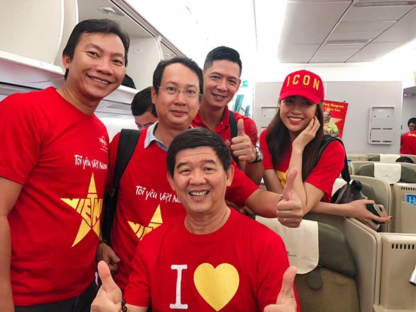 Vợ Thứ trưởng Bộ Tài Chính lên tiếng chuyện có 50 vé chung kết, sao Việt kéo sang Malaysia ủng hộ tuyển VN - Ảnh 1.