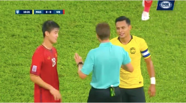 Duy Mạnh đáng nhận thẻ đỏ sau pha đánh vào mặt cầu thủ Malaysia? - Ảnh 3.