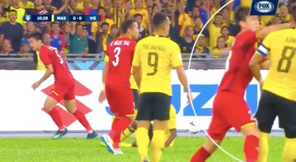 Duy Mạnh đáng nhận thẻ đỏ sau pha đánh vào mặt cầu thủ Malaysia? - Ảnh 2.