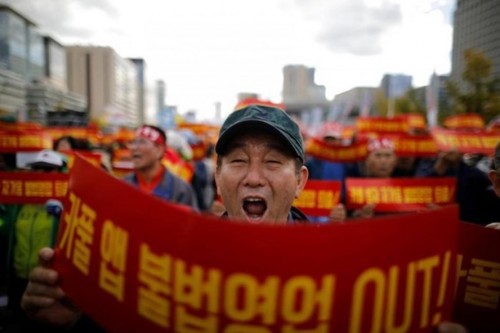 Hàn Quốc: Sợ mất việc vì dịch vụ đi chung xe, tài xế taxi truyền thống tự thiêu - Ảnh 1.