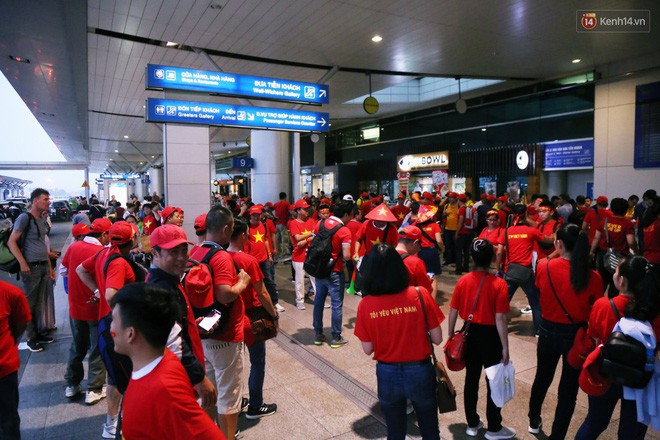 CĐV nhuộm đỏ sân bay Nội Bài và Tân Sơn Nhất, lên đường sang Malaysia tiếp lửa cho ĐT Việt Nam trong trận chung kết AFF Cup - Ảnh 11.