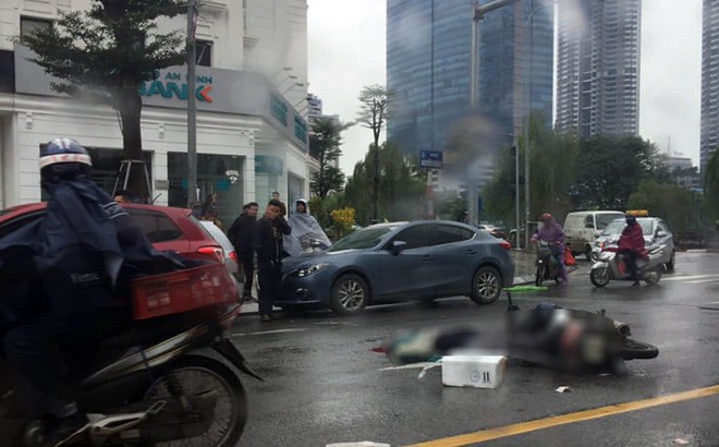 Người đàn ông đi xe máy tử vong giữa phố Hà Nội sau va chạm với ô tô - Ảnh 2.