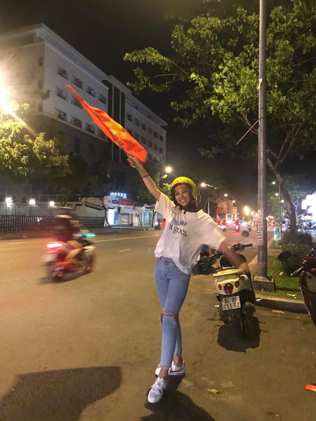 Hoa hậu Trần Tiểu Vy xuống đường sau trận chung kết Việt Nam-Malaysia - Ảnh 2.