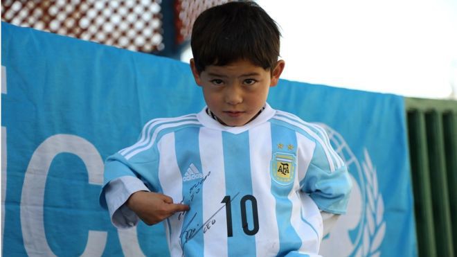 Khi giấc mơ biến thành ác mộng: Cậu bé Afghanistan nổi tiếng rồi phải trốn chạy chỉ vì hâm mộ Messi - Ảnh 2.