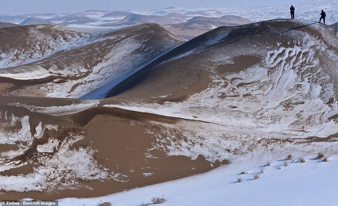 Nhiệt độ xuống -25 độ C, sa mạc ở Trung Quốc phủ đầy tuyết trắng - Ảnh 1.