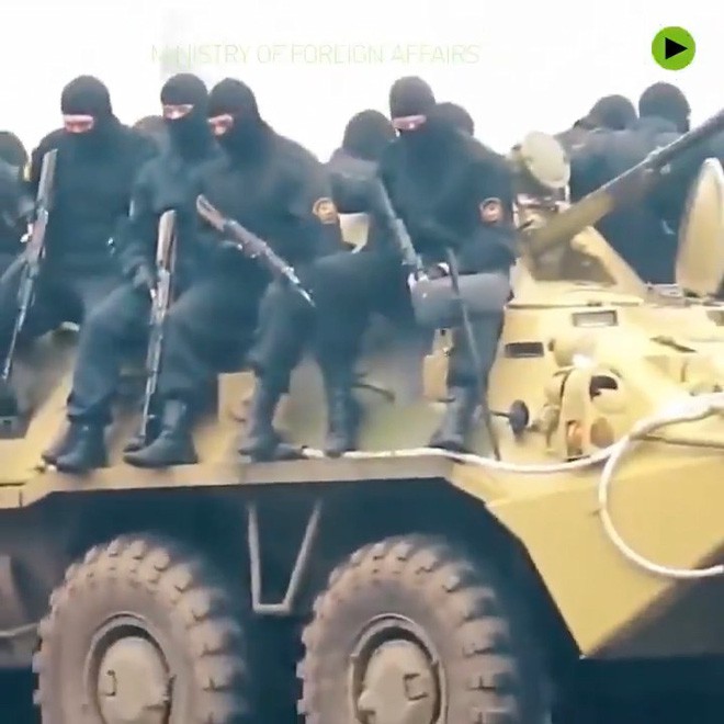 Đặc nhiệm Nga luyện chống khủng bố: Tung chân đá thủng kính chắn gió ô tô như phim chưởng - Ảnh 1. Đặc nhiệm Nga luyện chống khủng bố: Tung chân đá thủng kính chắn gió ô tô như phim chưởng - Ảnh 1.