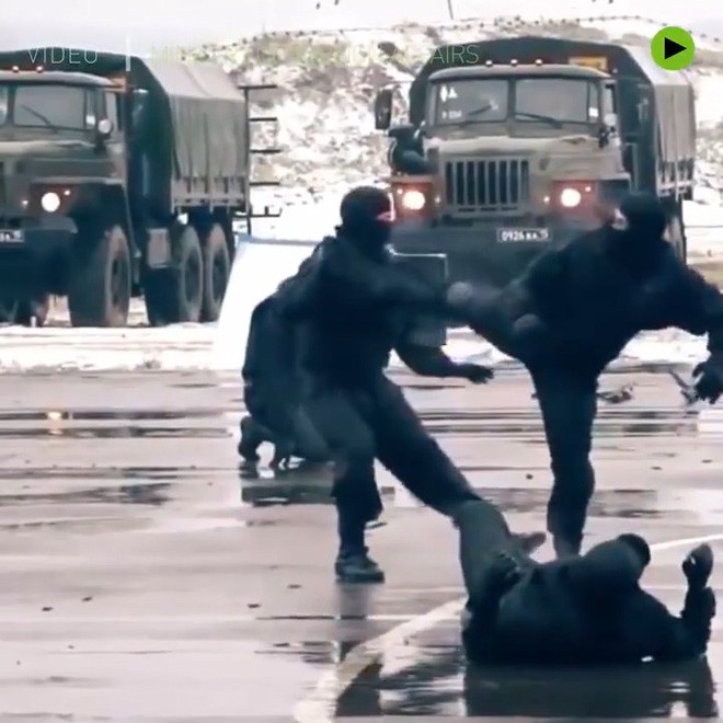 Đặc nhiệm Nga luyện chống khủng bố: Tung chân đá thủng kính chắn gió ô tô như phim chưởng - Ảnh 2.