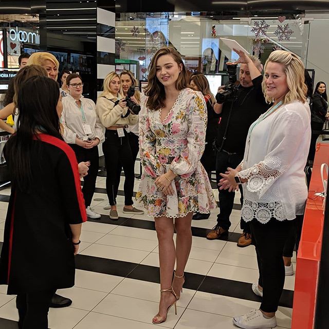 Miranda Kerr xuất hiện vui vẻ sau khi bị đòi chiếc piano do tỷ phú dùng hàng chục tỷ tiền tham nhũng mua tặng - Ảnh 1.