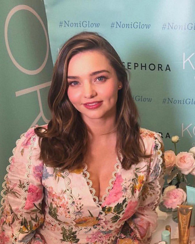 Miranda Kerr xuất hiện vui vẻ sau khi bị đòi chiếc piano do tỷ phú dùng hàng chục tỷ tiền tham nhũng mua tặng - Ảnh 2.